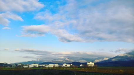 Breathtaking Highland Landscape Under a Clear Sky wallpaper
