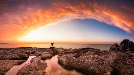 Lovers in the sunset wallpaper