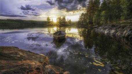 Morning reflection (Ringerike, Norway) wallpaper