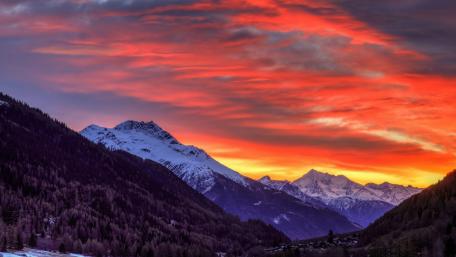 Vibrant Winter Sunset Over Majestic Mountains wallpaper