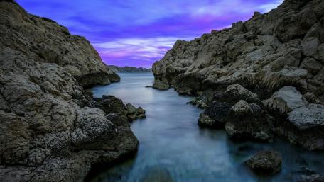 Serene Coastal Beauty Under the Twilight Sky wallpaper