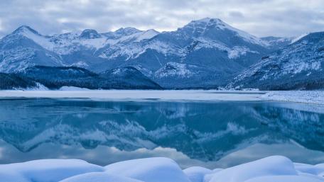 Winter Serenity at the Glacial Lake wallpaper