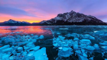 Frozen bubbles in Abraham Lake wallpaper