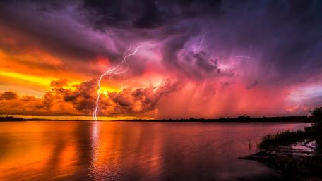 Electrifying Sunset Over Water wallpaper