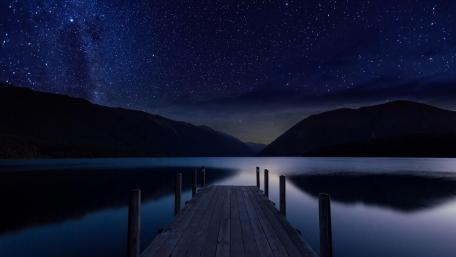 Starry Serenity Over Tranquil Waters wallpaper