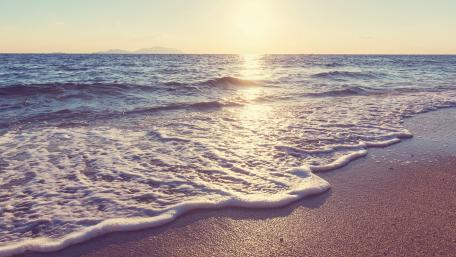 Serene Ocean Waves at Sunset wallpaper