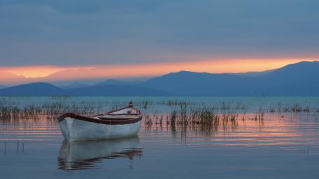 Lake Beyşehir at the foot of the Taurus Mountains wallpaper