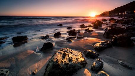 Tranquil Sunset Over Coastal Rocks wallpaper
