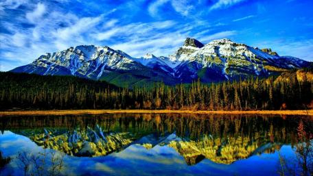 Majestic Mountain Reflection in Tranquil Waters wallpaper