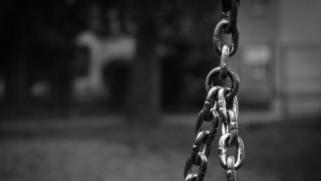 Monochrome Chains in the Park wallpaper