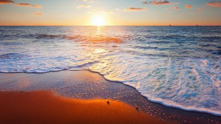 Serene Sunset Over Calm Ocean Waves wallpaper