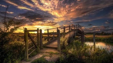 Footbridge over River Nene in Wadenhoe wallpaper