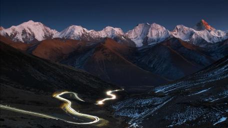 通往贡嘎的山路 (Mountain road to Mount Gongga) wallpaper
