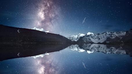 珠峰东坡的银河 (The Milky Way on the east slope of Everest) wallpaper
