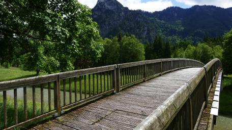 Footbridge over the canal wallpaper