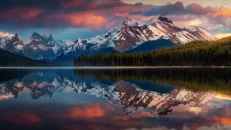 Maligne Lake reflection wallpaper