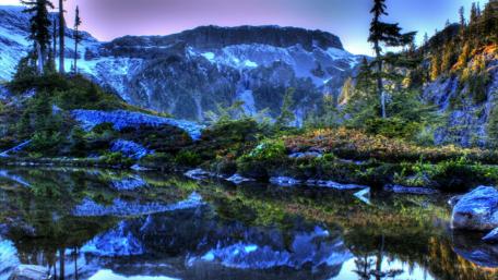 Tranquil Mountain Lake Reflection at Dusk wallpaper