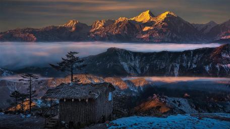 Cabin under Mount Gongga wallpaper