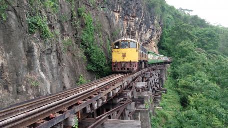悬崖边的铁路 (Railroad on the edge of the cliff) wallpaper