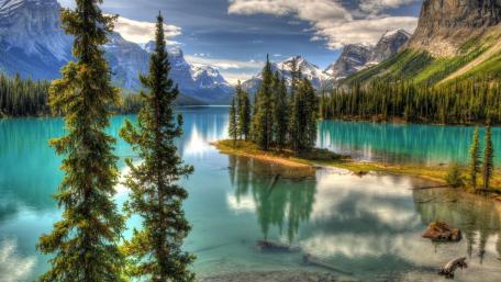 Spirit Island on Maligne Lake (Jasper National Park, Canada) wallpaper