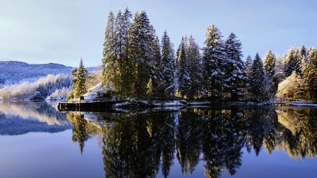 Winter Reflection in a Tranquil Lake Scene wallpaper