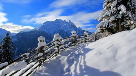 Winter Wonderland with Snowy Peaks and a Wooden Fence wallpaper