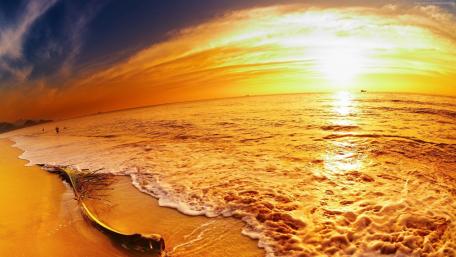 Serene Sunset Over Tranquil Beach Scene wallpaper