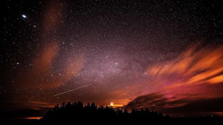 Shooting star in the starry sky wallpaper