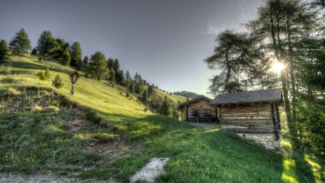 Serene Mountain Retreat in the Countryside wallpaper