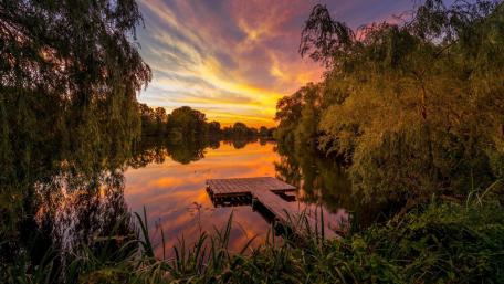 Serene Sunset Over Tranquil Waters wallpaper