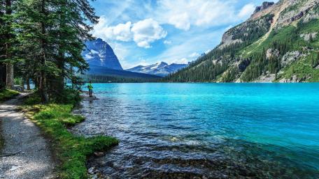Turquise lake in the mountains wallpaper