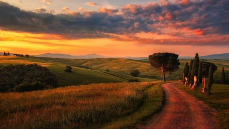 Serene Tuscan Evening Over Rolling Hills wallpaper