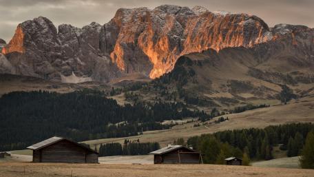 Serene Mountain Village at Dusk wallpaper