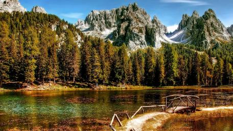 Lake Antorno in the Italian Dolomites wallpaper