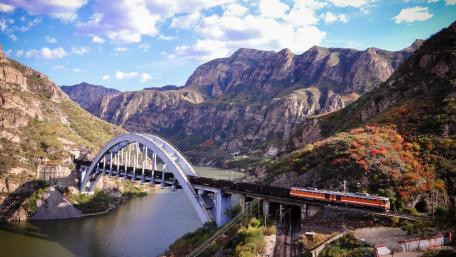 Majestic Railway Bridge in Scenic Mountains wallpaper