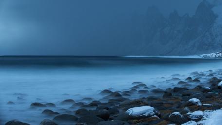 Serene Twilight at the Stony Shore wallpaper