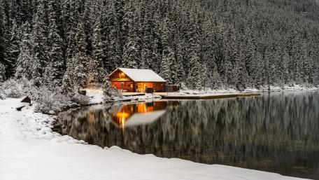 Log cabin at Lake Louise wallpaper
