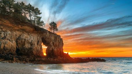 Breathtaking Coastal Sunset Over Rugged Cliffs wallpaper