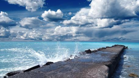 Serene Ocean View with Dramatic Clouds and Waves wallpaper
