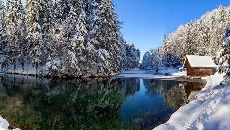 Winter Tranquility by the Waterside wallpaper