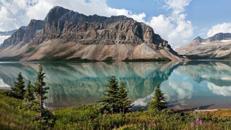 Bow Lake and Crowfoot Mountain (Banff National Park) wallpaper