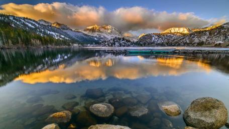 Tranquil Reflection of Mountain Wilderness wallpaper