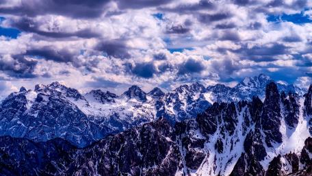 Skyhigh mountains wallpaper