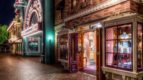 Crystal Arcade at Disneyland wallpaper