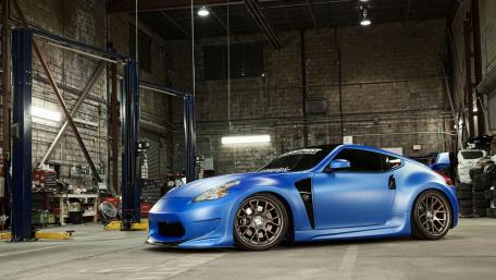 Nissan 370Z in a car repair workshop wallpaper