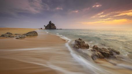 Empty beach at sunrise wallpaper