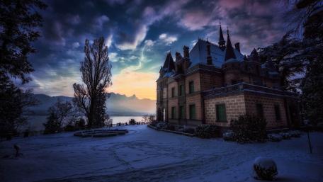 Hünegg Castle at Lake Thun in winter (Switzerland) wallpaper
