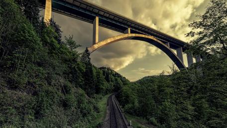 Majestic Viaduct Over Tranquil Tracks wallpaper