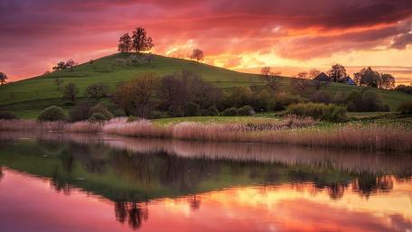 Serene Sunset Reflection Over a Tranquil Lake wallpaper