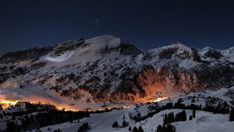 Winter Night's Tranquil Mountain Majesty wallpaper
